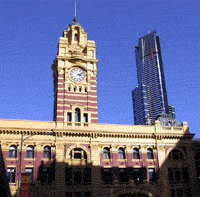 Станция Флиндерс, на заднем плане - самое высокое здание Мельбурна, но оно уже на левом берегу